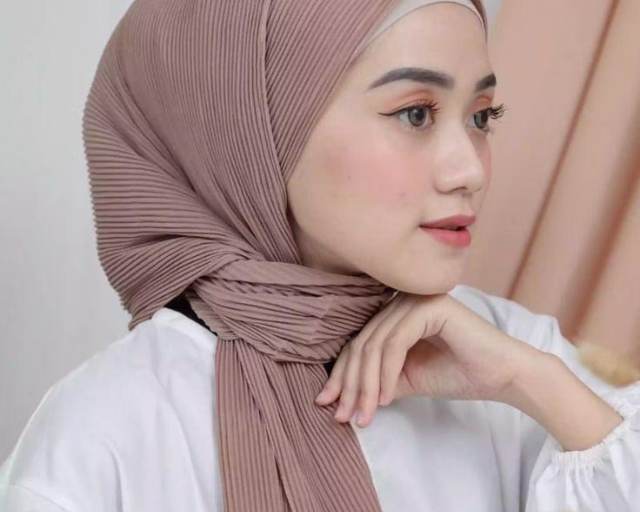8 Tutorial Hijab Pashmina Plisket Simpel & Stylish